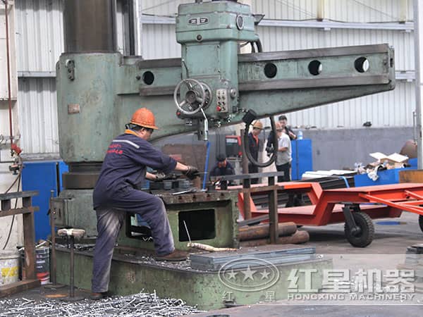 小型河卵石制砂機(jī)車間作業(yè)一角